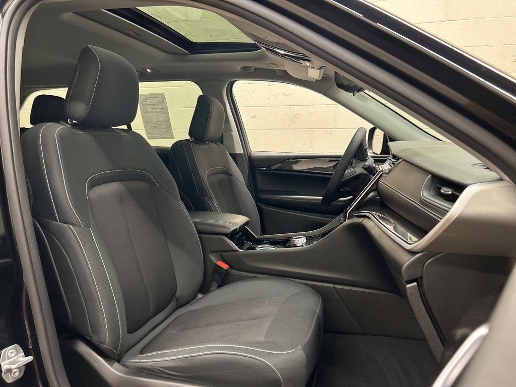 Used 2023 Jeep Grand Cherokee Laredo w/ Luxury Tech Group I image 10