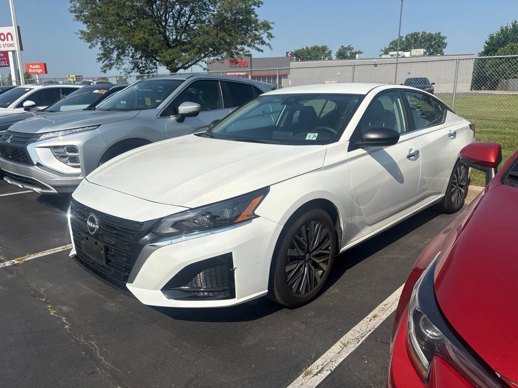 Used 2025 Nissan Altima 2.5 SV FWD image 3