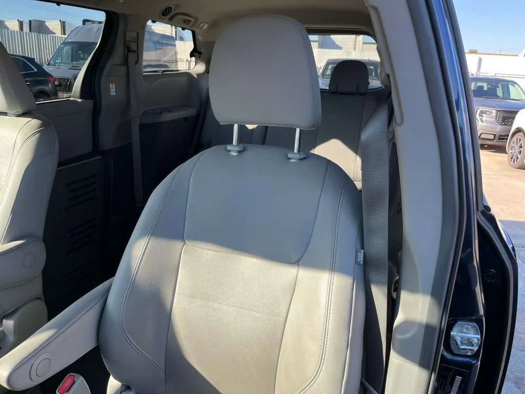 Used 2019 Toyota Sienna XLE FWD image 18