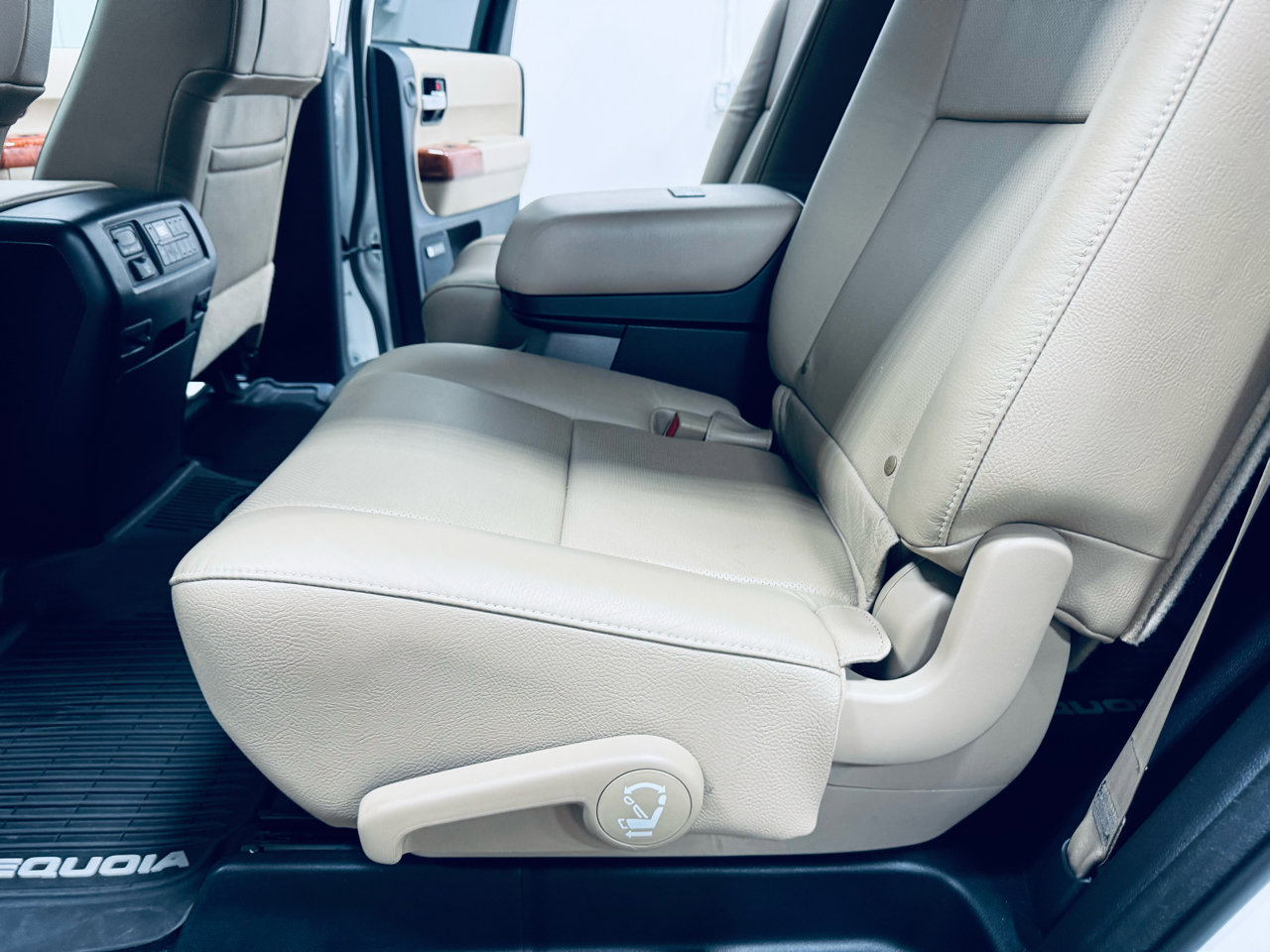 Used 2020 Toyota Sequoia Platinum image 35