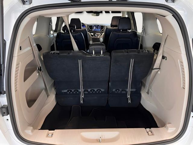 Used 2024 Chrysler Pacifica Touring-L image 10
