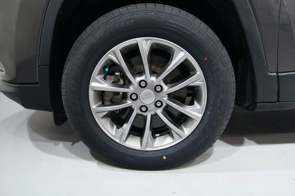 Used 2019 Jeep Cherokee Latitude Plus w/ Cold Weather Group AWD/4WD image 17