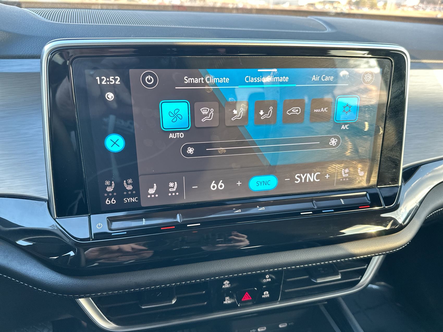 Used 2025 Volkswagen Atlas Cross Sport SE FWD image 18
