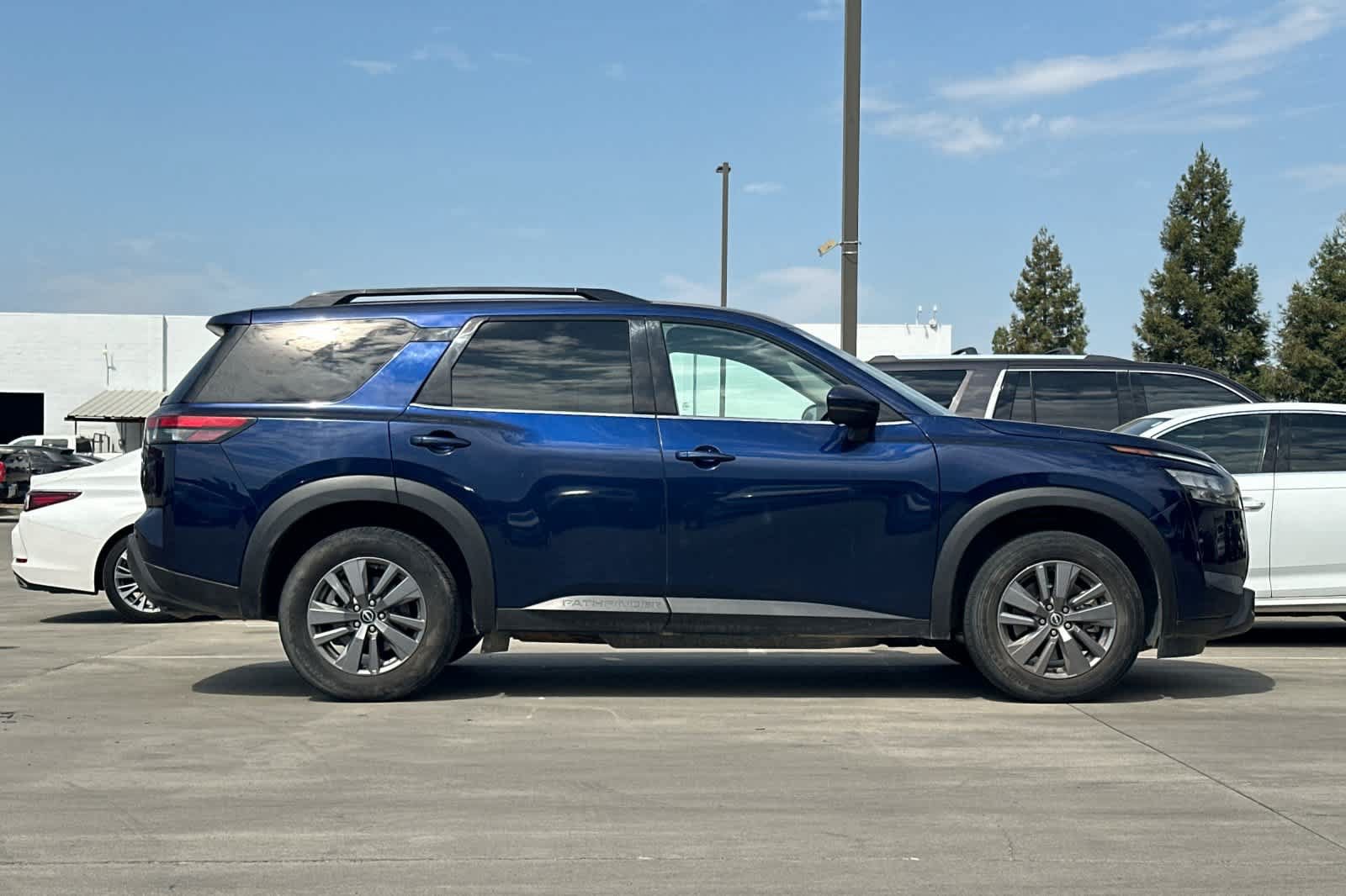 Used 2024 Nissan Pathfinder SV FWD image 9