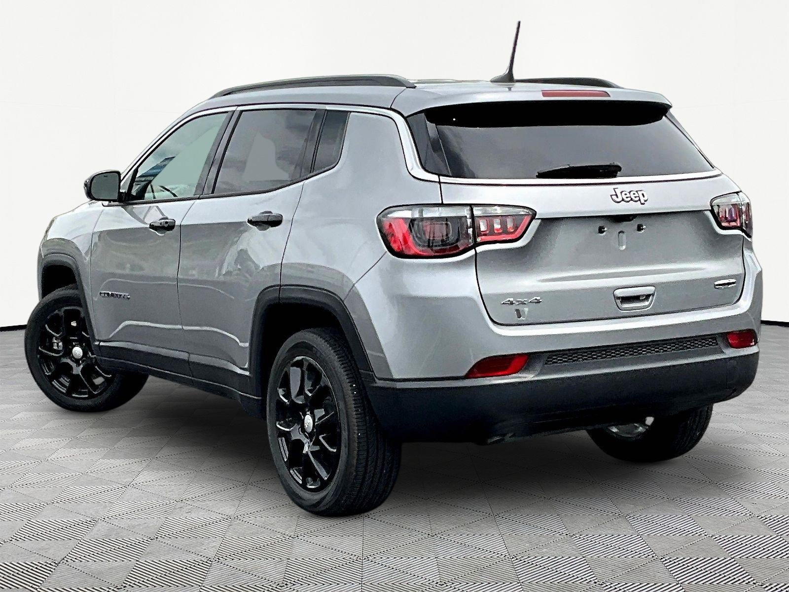 Used 2023 Jeep Compass Latitude AWD/4WD image 4
