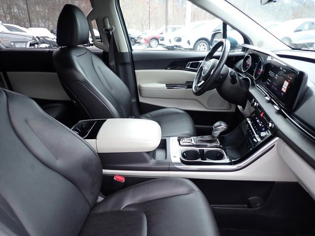 Used 2024 Kia Carnival EX image 10