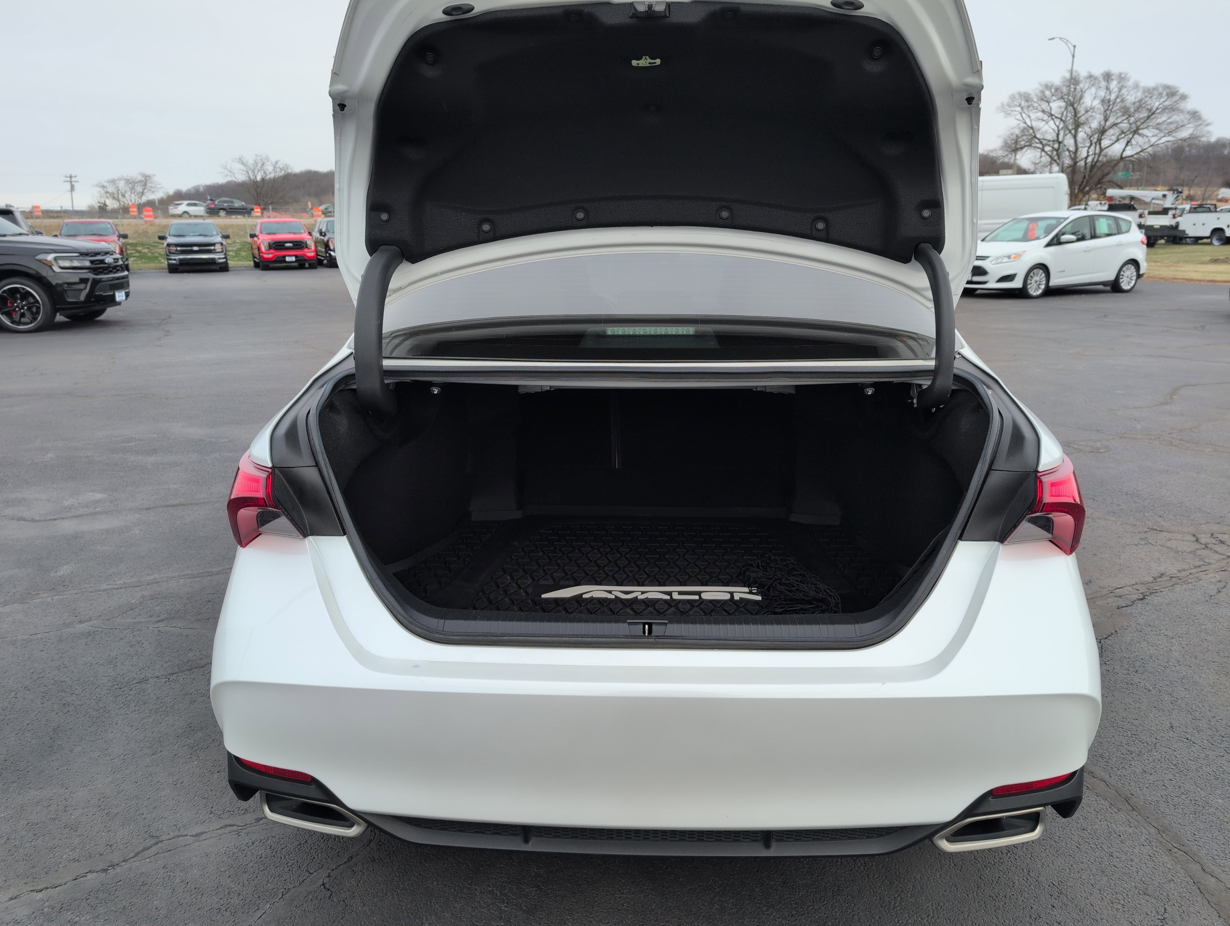 Used 2019 Toyota Avalon Limited image 10