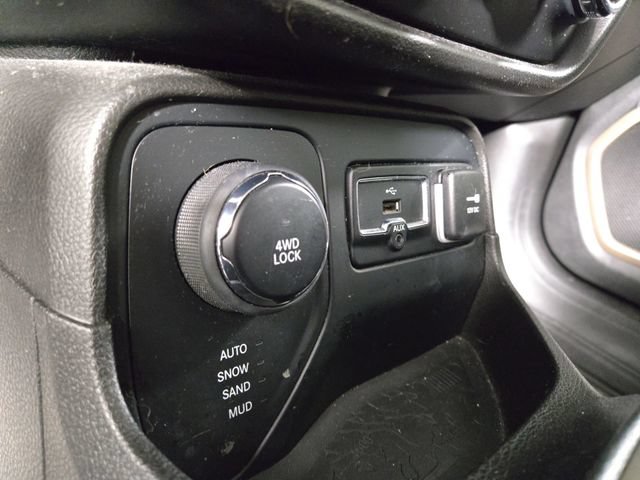 Used 2017 Jeep Renegade Latitude w/ Cold Weather Group AWD/4WD image 26