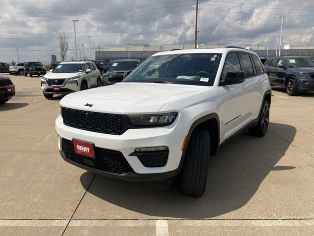 Certified 2023 Jeep Grand Cherokee Limited w/ Luxury Tech Group II AWD/4WD image 3