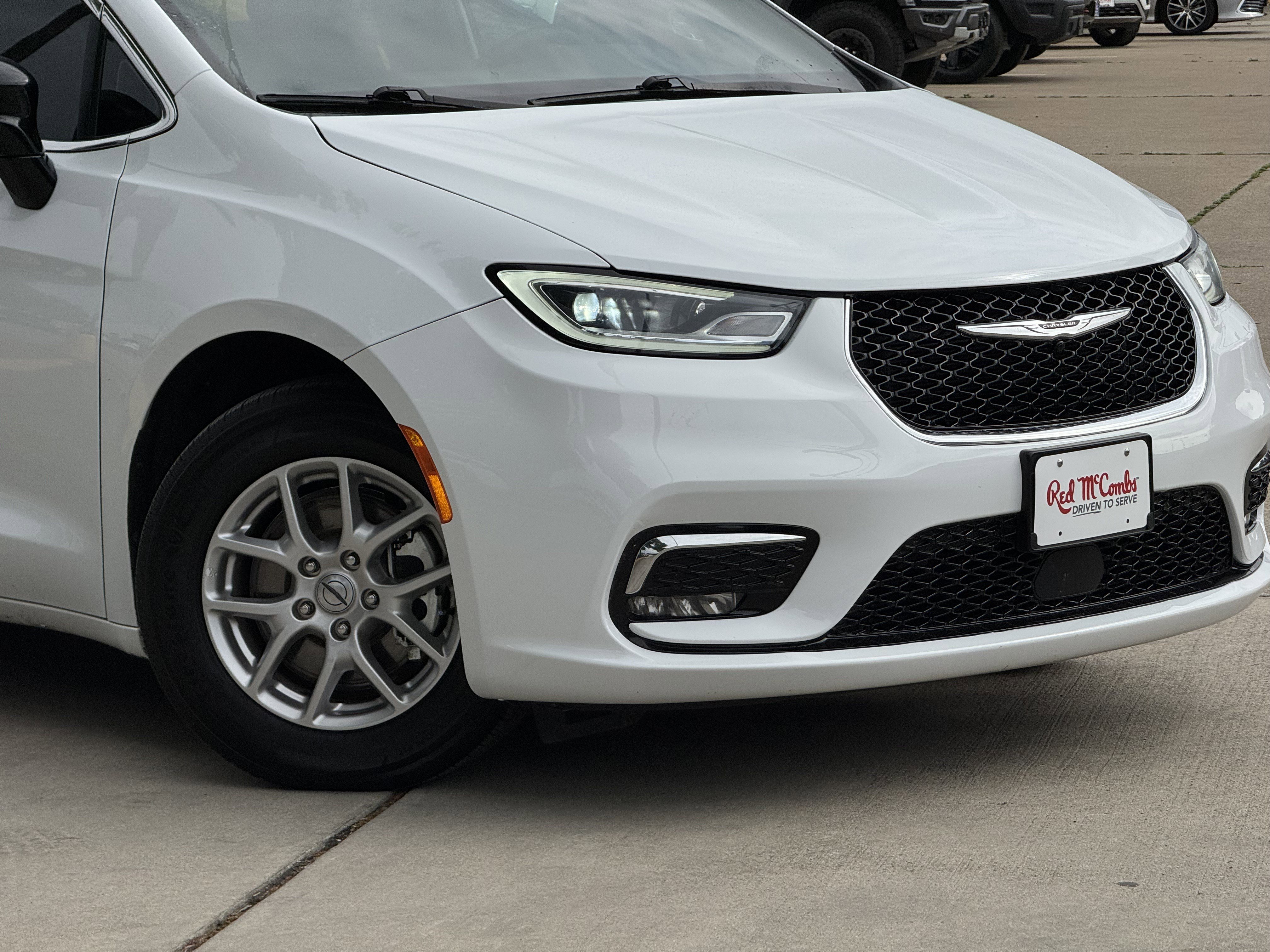 Used 2025 Chrysler Pacifica Select image 2