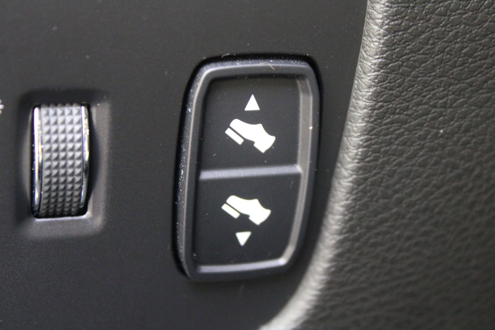 Used 2022 Jeep Wagoneer Series III w/ Rear Seat Video Group 1 image 32