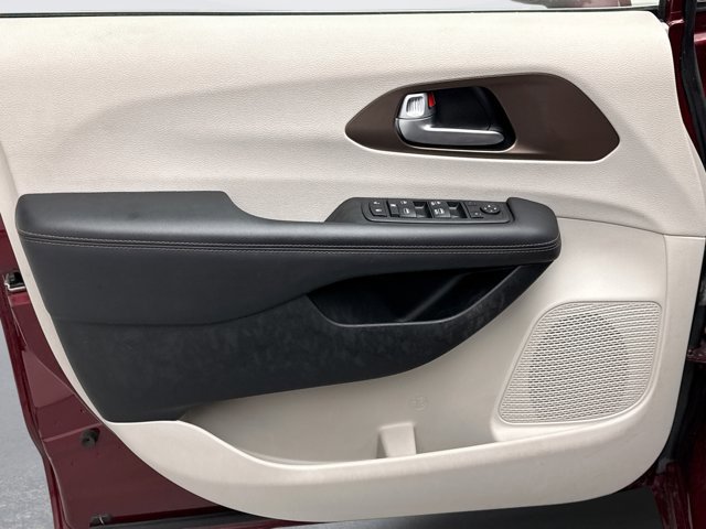 Used 2018 Chrysler Pacifica Touring Plus image 9