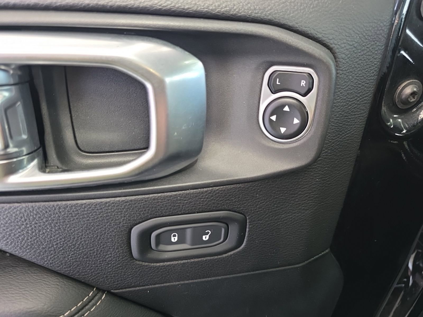 Used 2019 Jeep Wrangler Unlimited Sahara w/ Uconnect 4C Nav & Sound Group AWD/4WD image 12