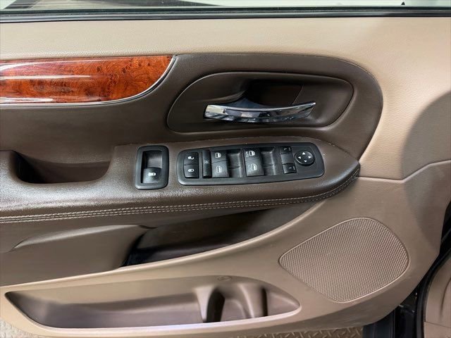 Used 2013 Chrysler Town & Country Touring-L w/ Driver Convenience Group FWD image 15