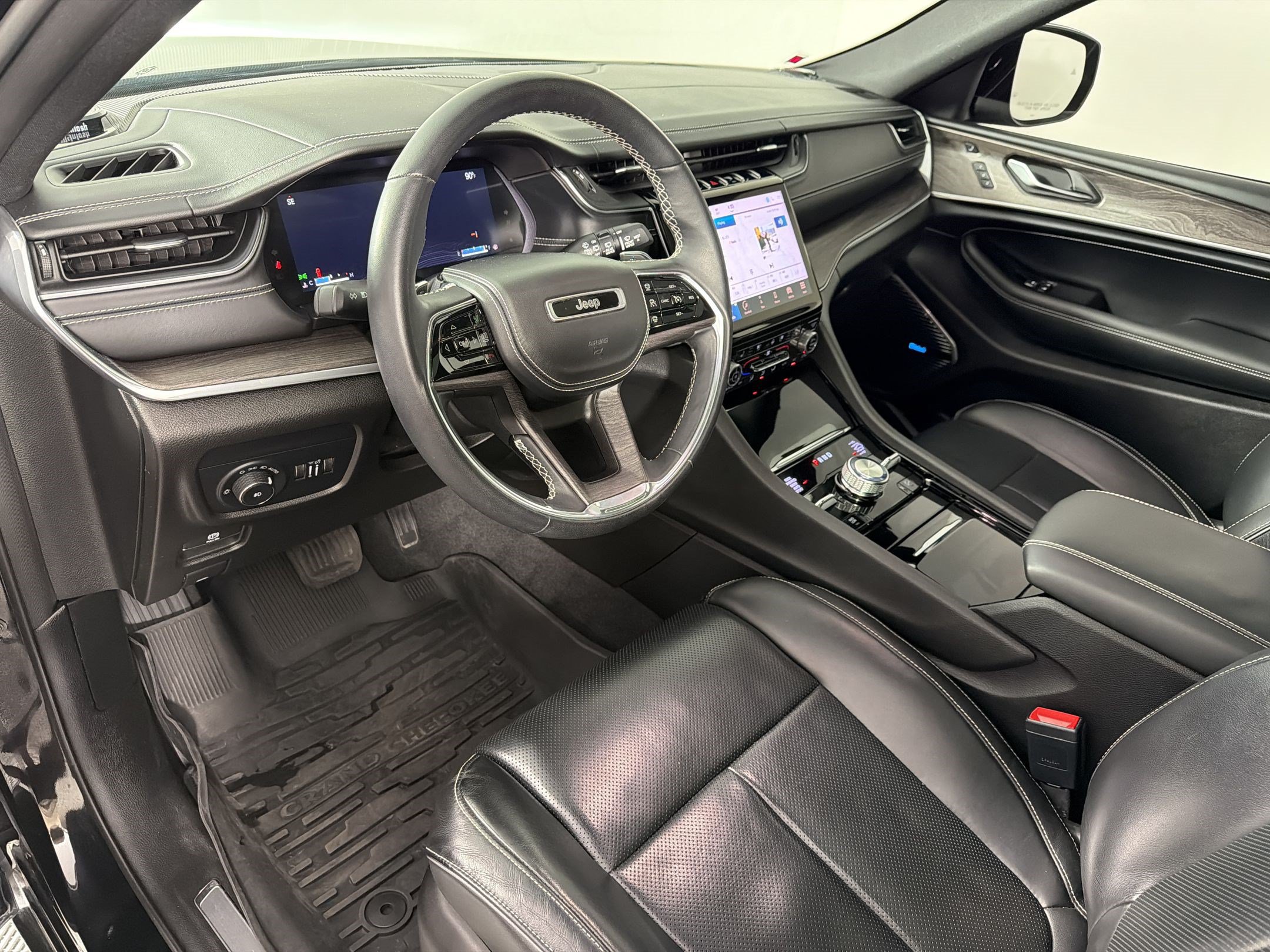 Used 2022 Jeep Grand Cherokee Overland w/ Luxury Tech Group IV AWD/4WD image 4