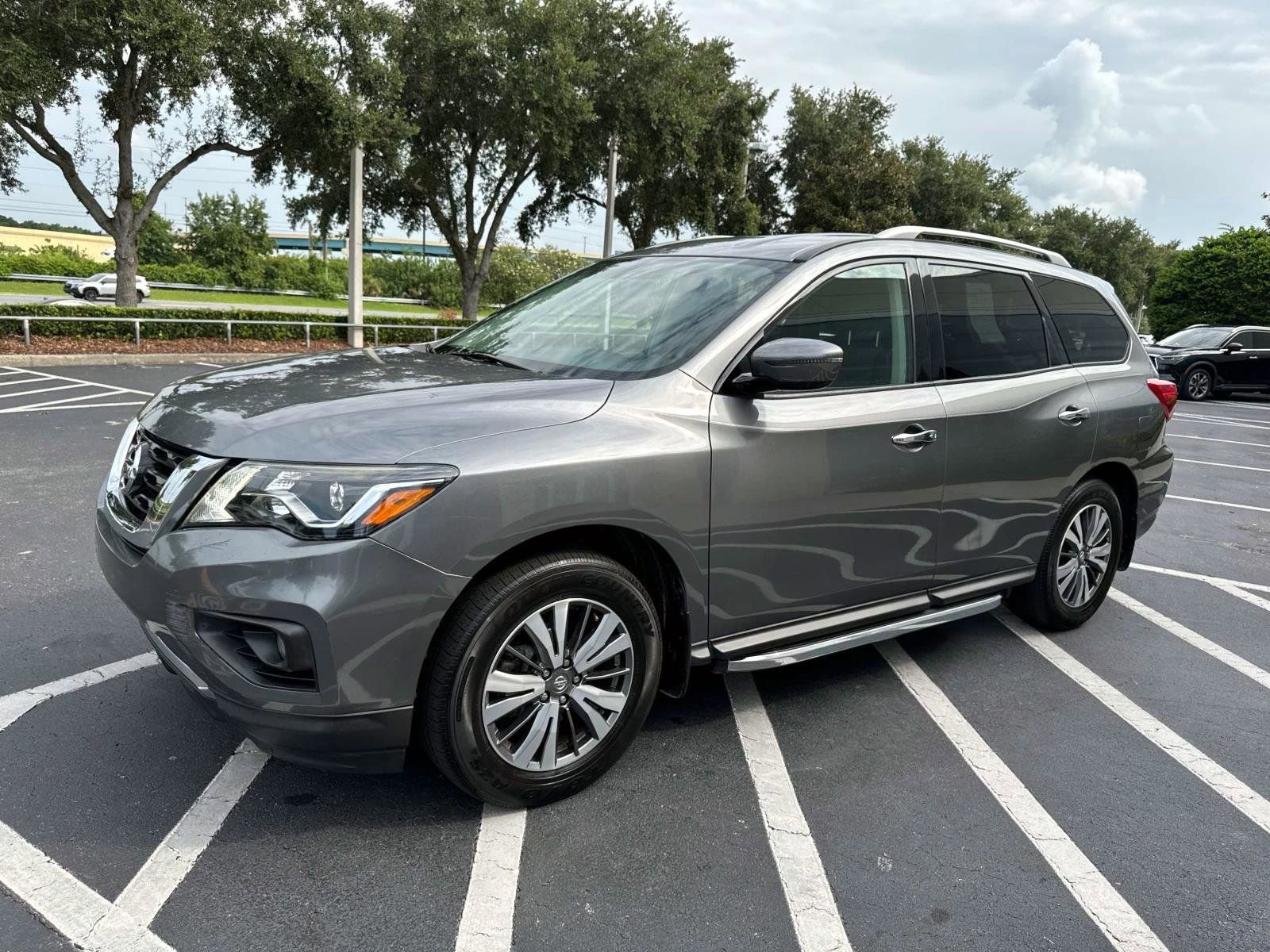 Used 2020 Nissan Pathfinder SV image 5