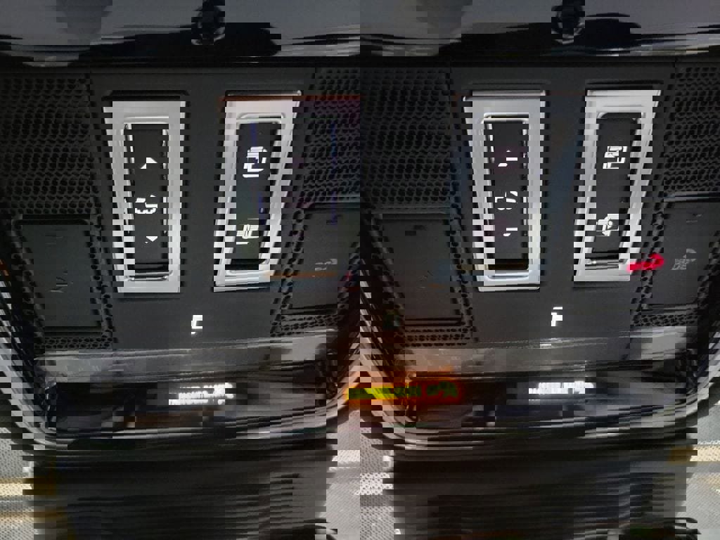 New 2026 Land Rover Range Rover Velar Dynamic SE image 21