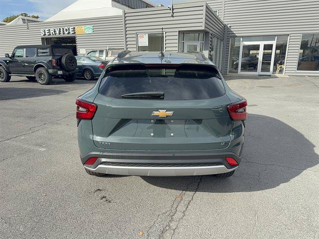 Used 2025 Chevrolet Trax LT FWD image 5