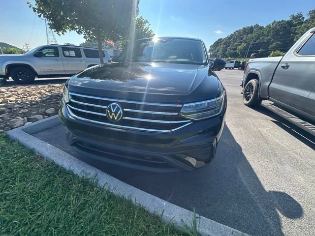 Used 2024 Volkswagen Tiguan SE w/ Panoramic Sunroof Package AWD/4WD image 7