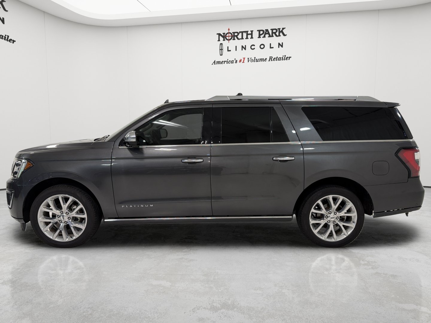 Used 2018 Ford Expedition Max Platinum RWD image 2