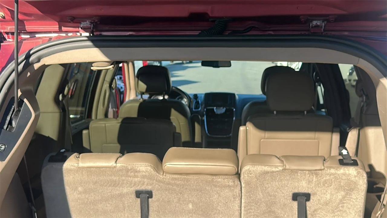 Used 2016 Chrysler Town & Country Touring FWD image 29