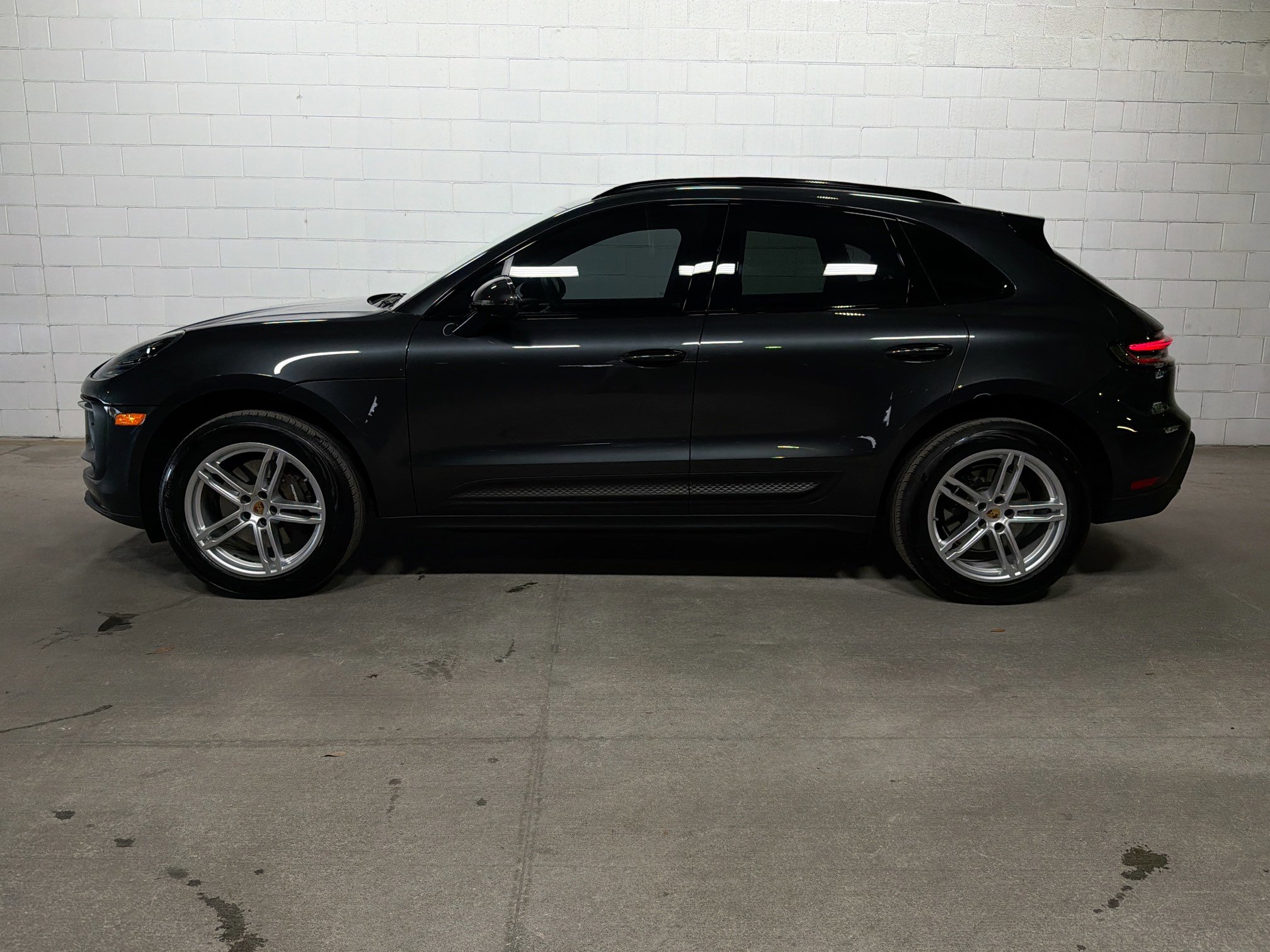 Certified 2022 Porsche Macan AWD/4WD image 2