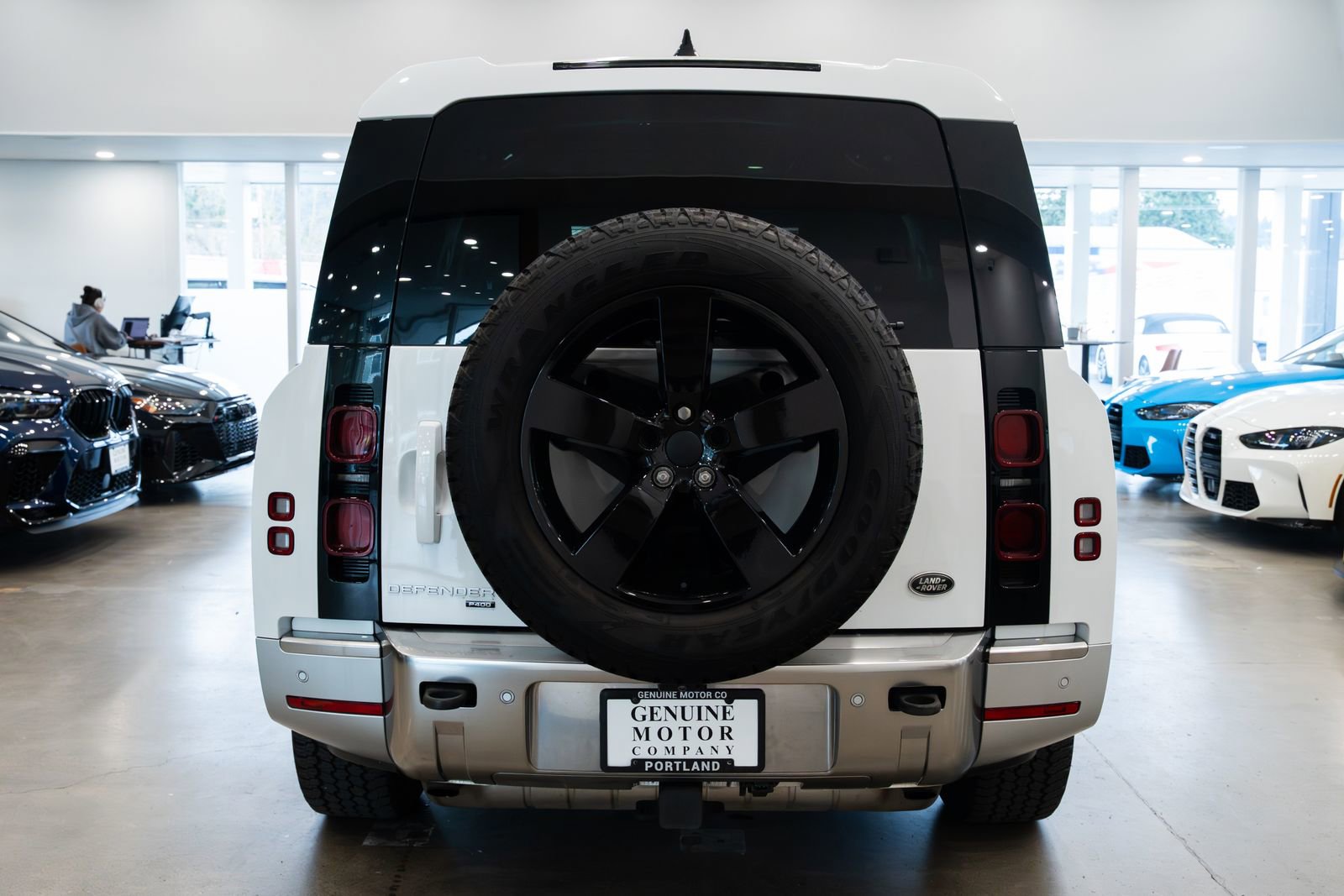 Used 2023 Land Rover Defender 130 SE image 5