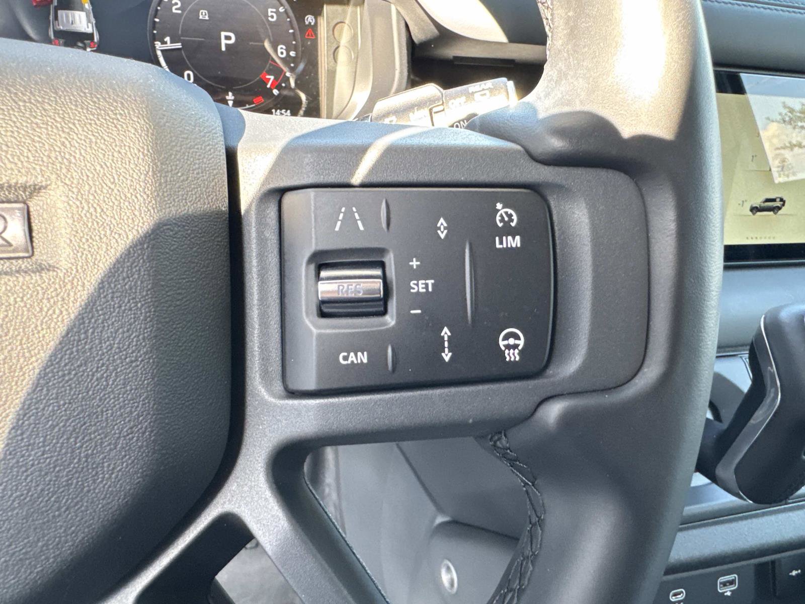 Used 2024 Land Rover Defender 110 X-Dynamic SE image 29