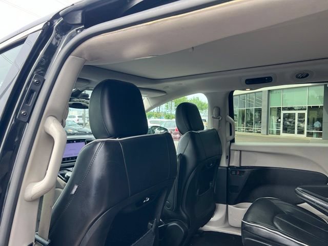 Used 2023 Chrysler Pacifica Limited FWD image 9