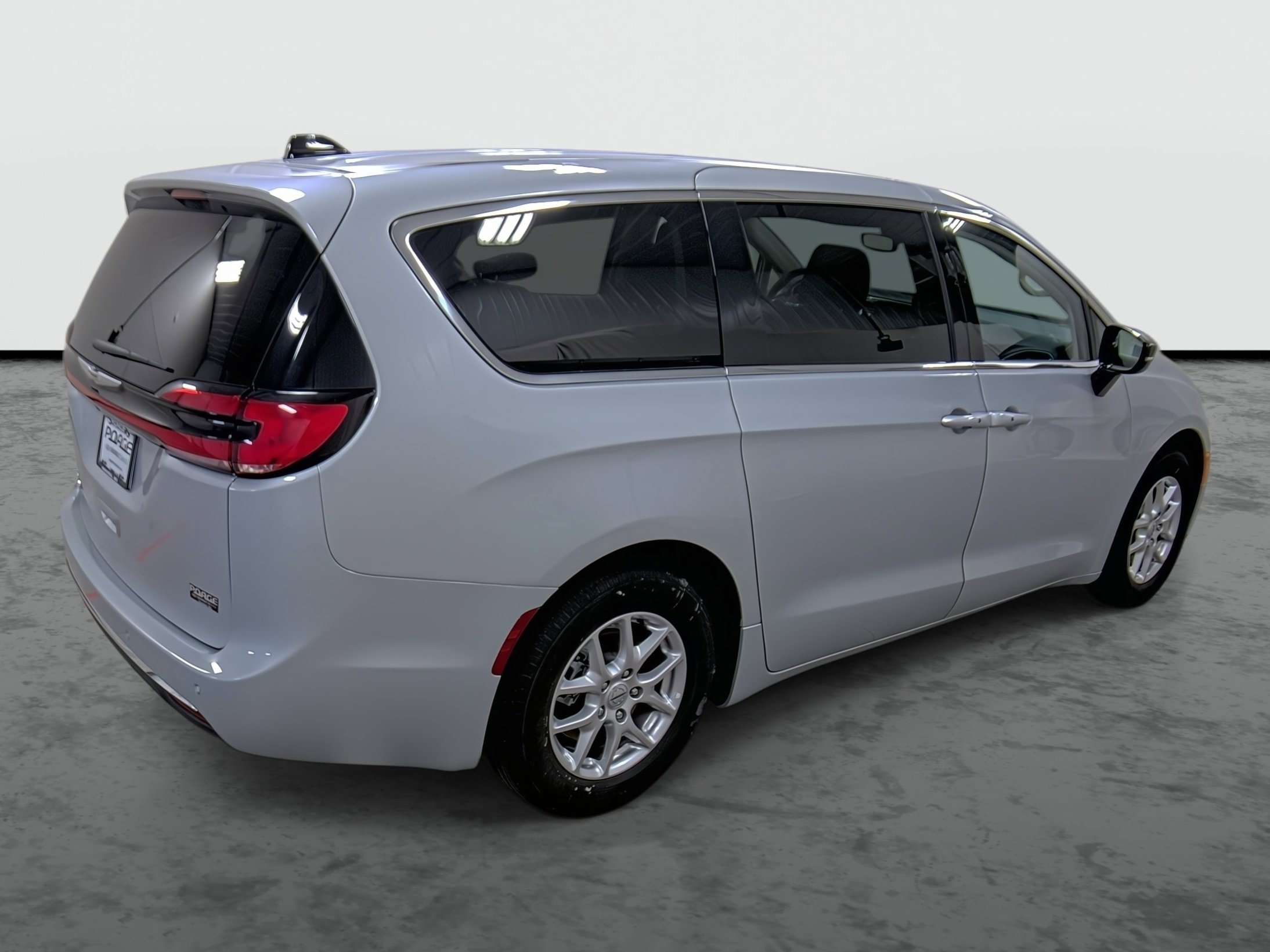 Used 2024 Chrysler Pacifica Touring-L image 4