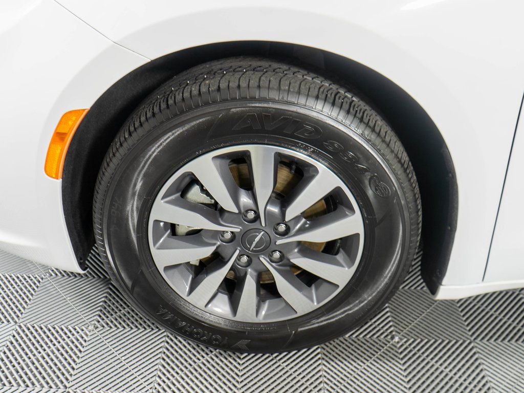Used 2024 Chrysler Pacifica Select image 25