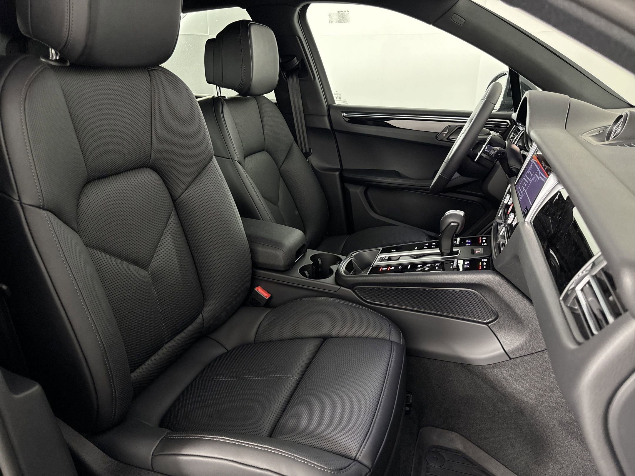 Certified 2025 Porsche Macan image 30