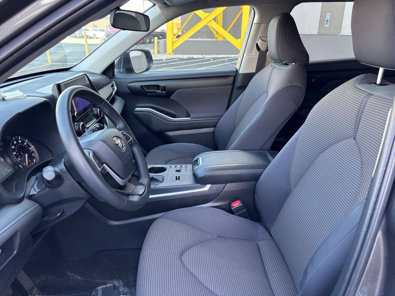 Used 2025 Toyota Highlander LE FWD image 26