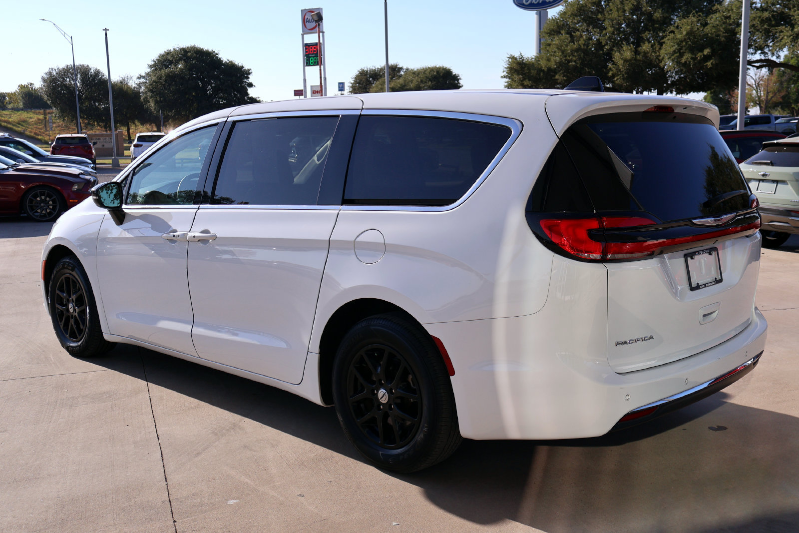 Used 2024 Chrysler Pacifica Touring-L FWD image 8