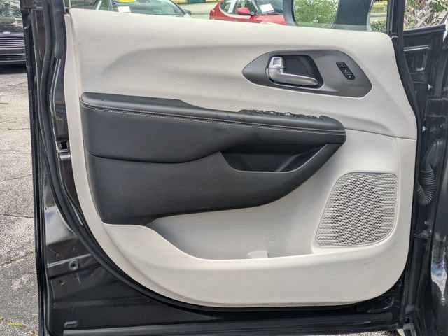 Used 2023 Chrysler Pacifica Touring-L FWD image 9