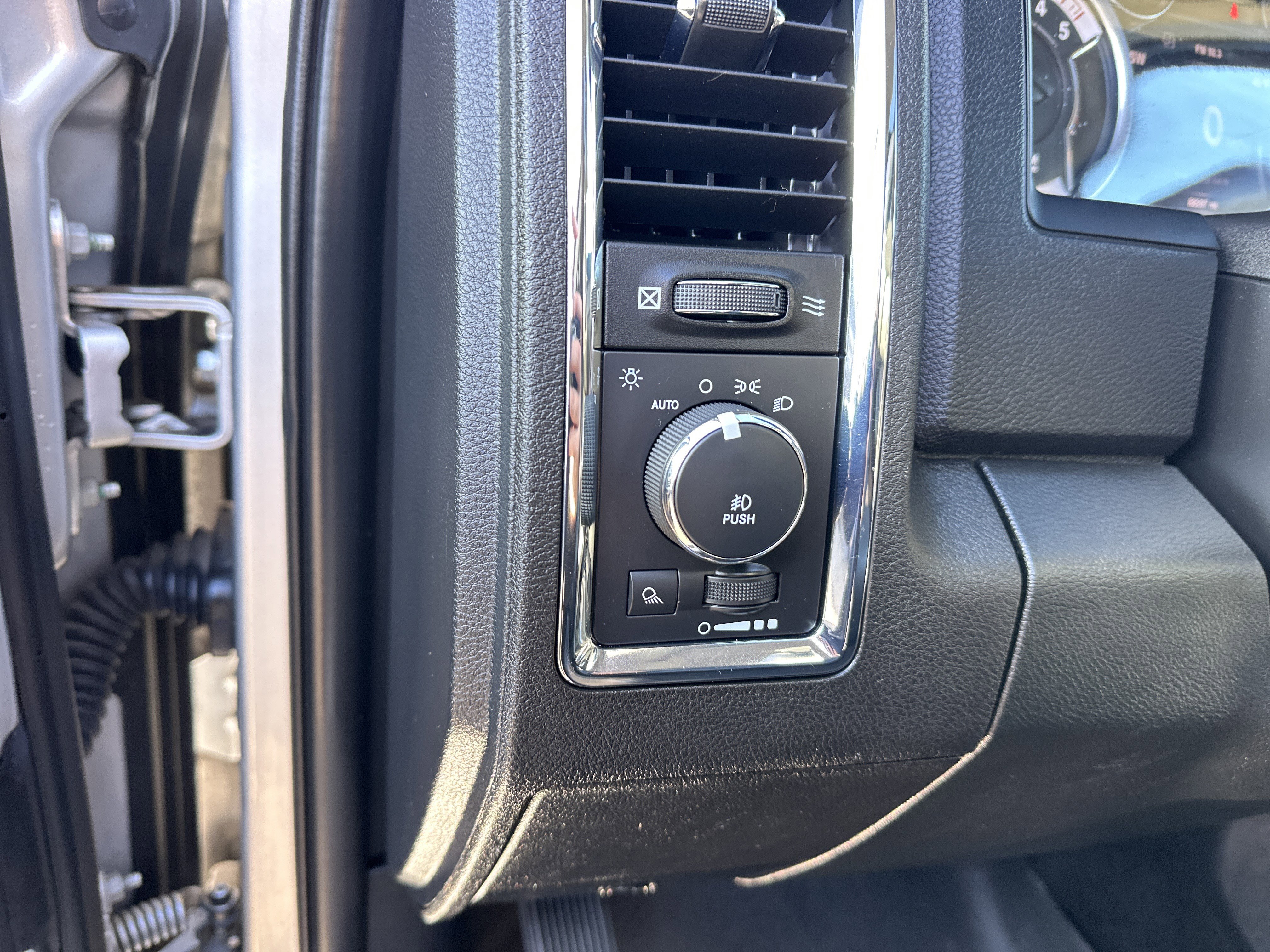 Used 2016 RAM 2500 Laramie w/ Convenience Group image 18