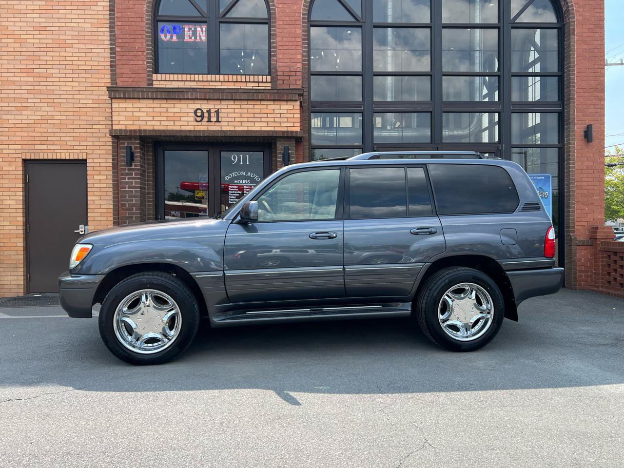 Used 2005 Lexus LX 470 4WD w/ Preferred Accessory Pkg image 4