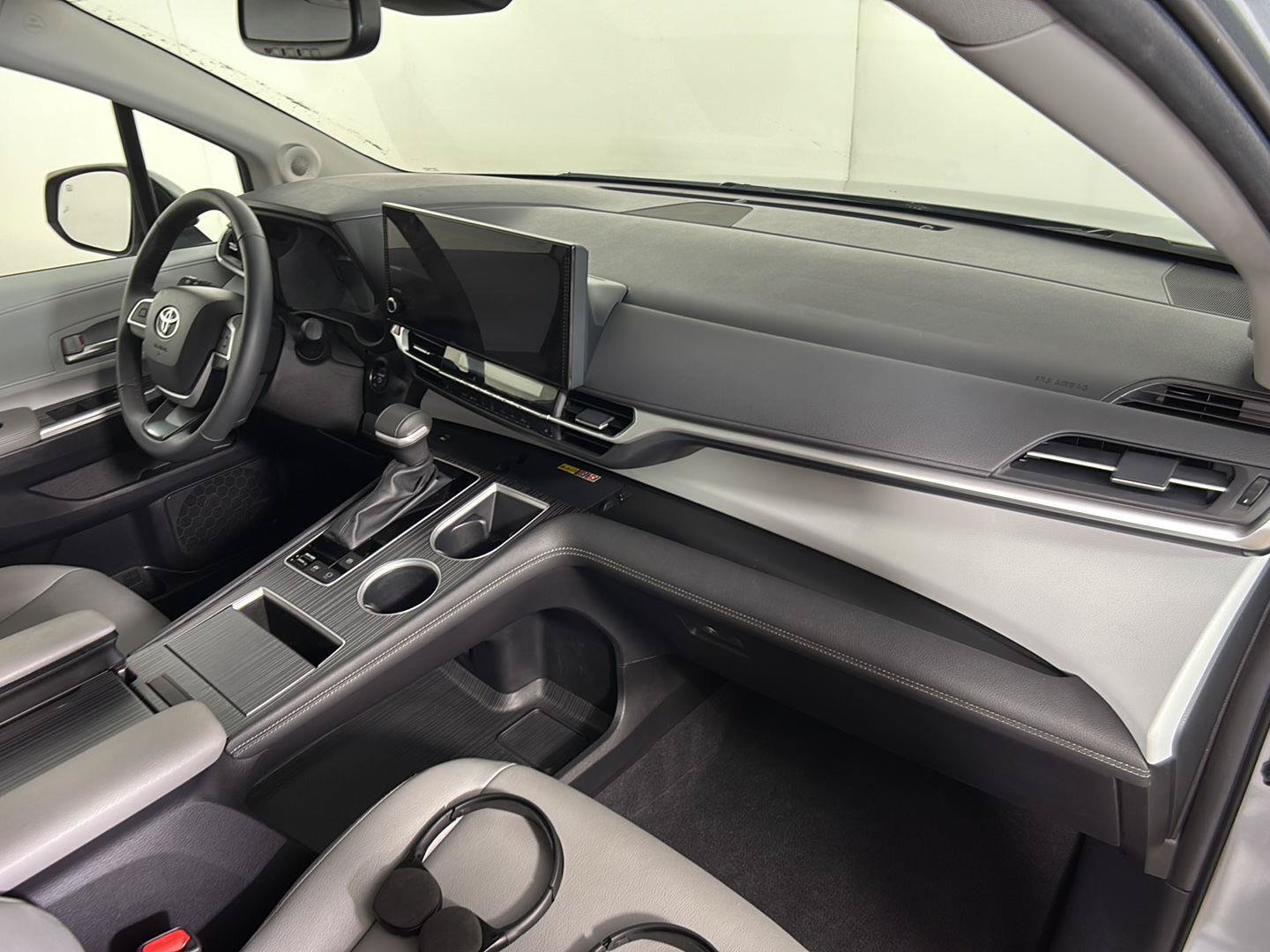 Used 2025 Toyota Sienna XLE w/ XLE Plus Package FWD image 23