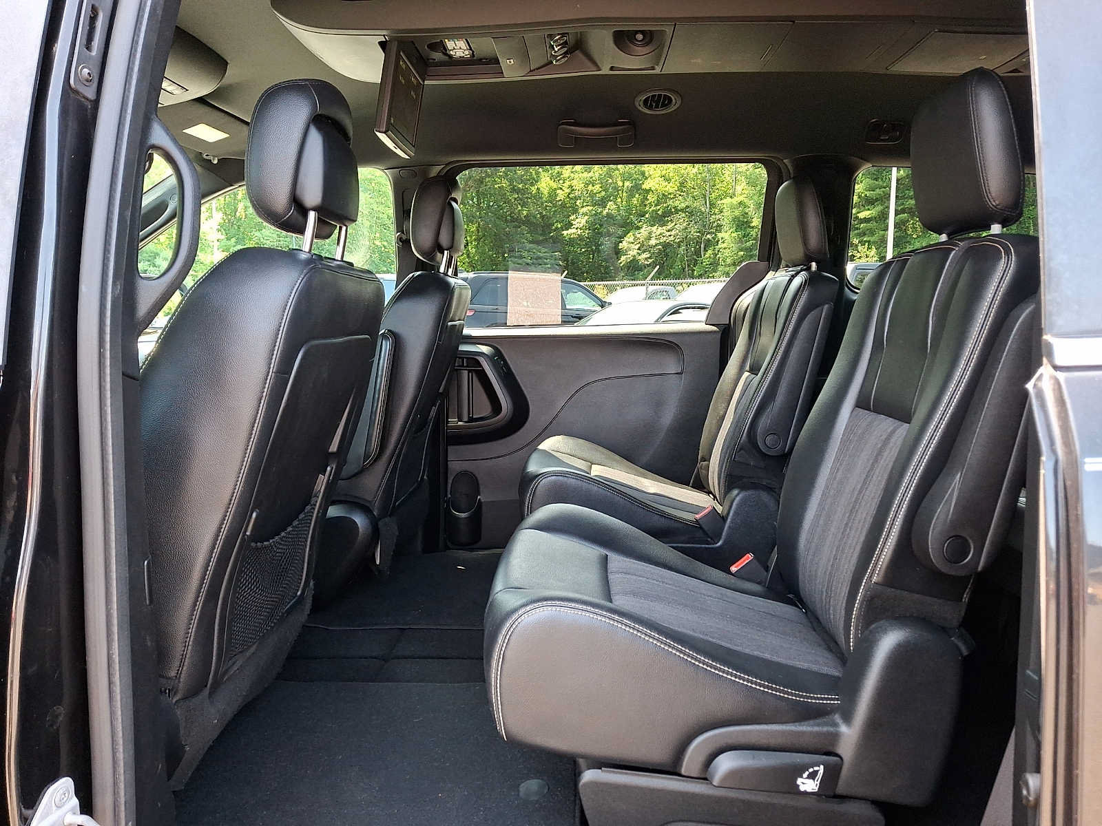 Used 2014 Chrysler Town & Country S FWD image 13