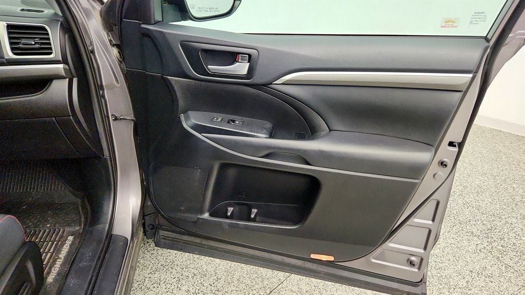 Used 2019 Toyota Highlander SE AWD/4WD image 25
