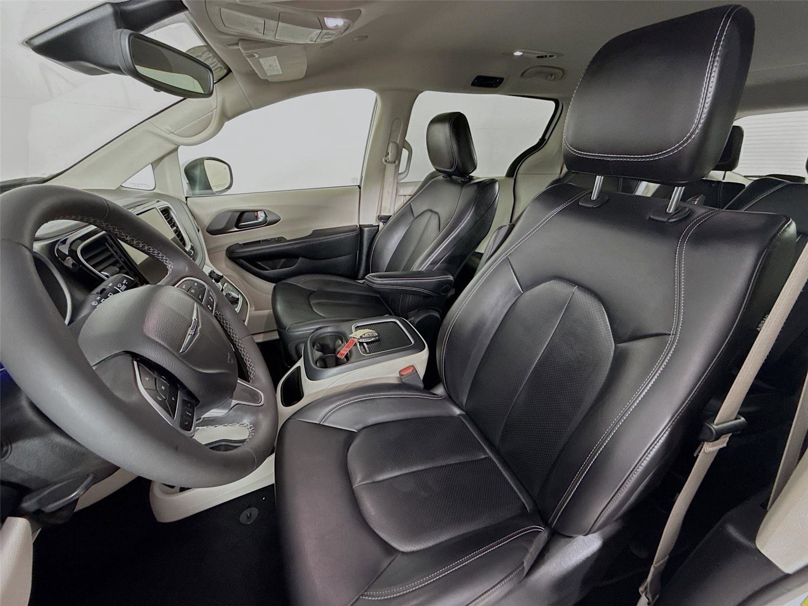 Used 2023 Chrysler Pacifica Touring-L image 5