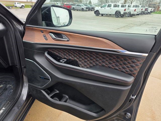 Certified 2022 Jeep Grand Cherokee Summit w/ Adv Protech Group IV AWD/4WD image 18