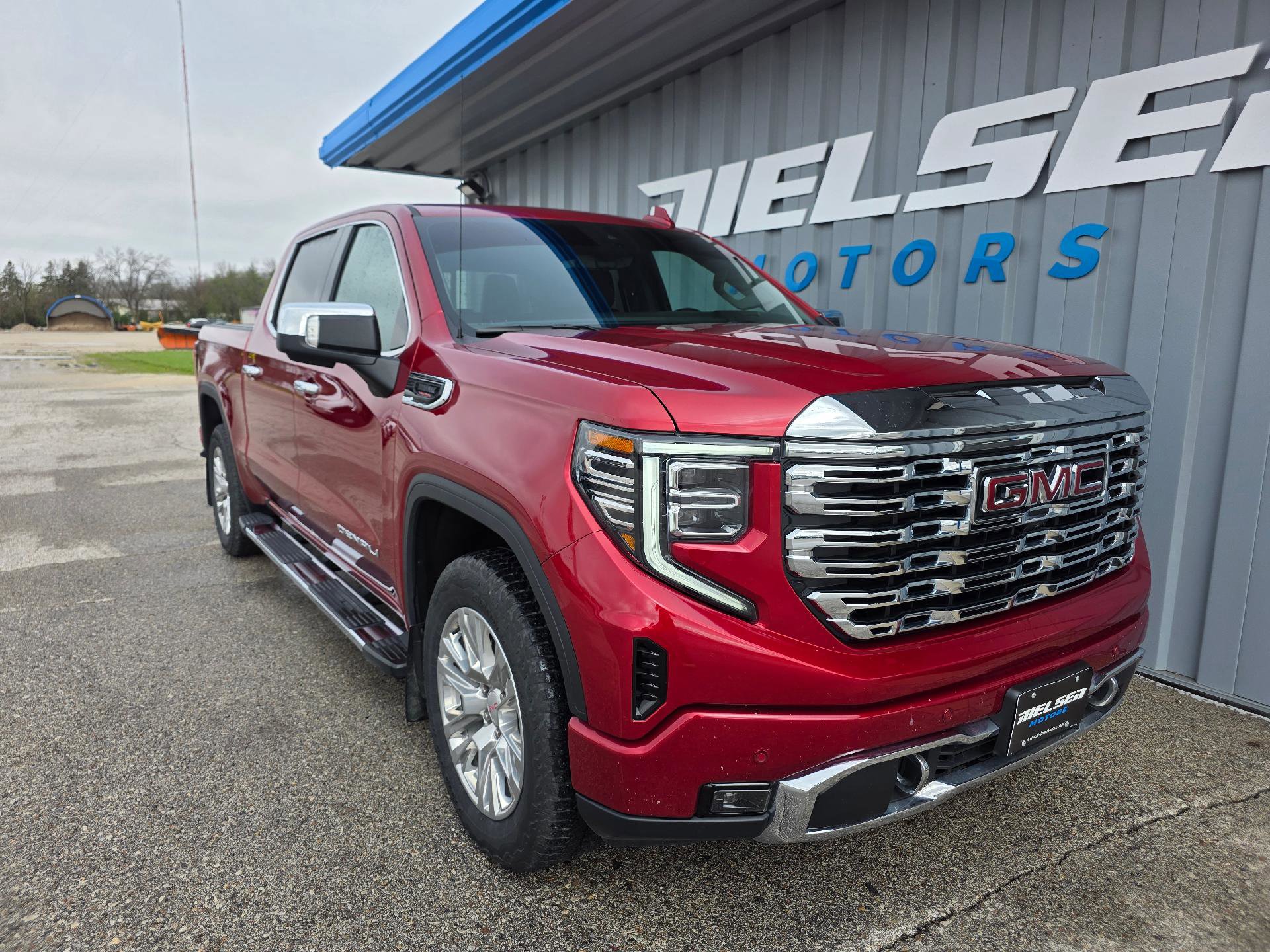Used 2024 GMC Sierra 1500 Denali w/ Technology Package AWD/4WD image 4