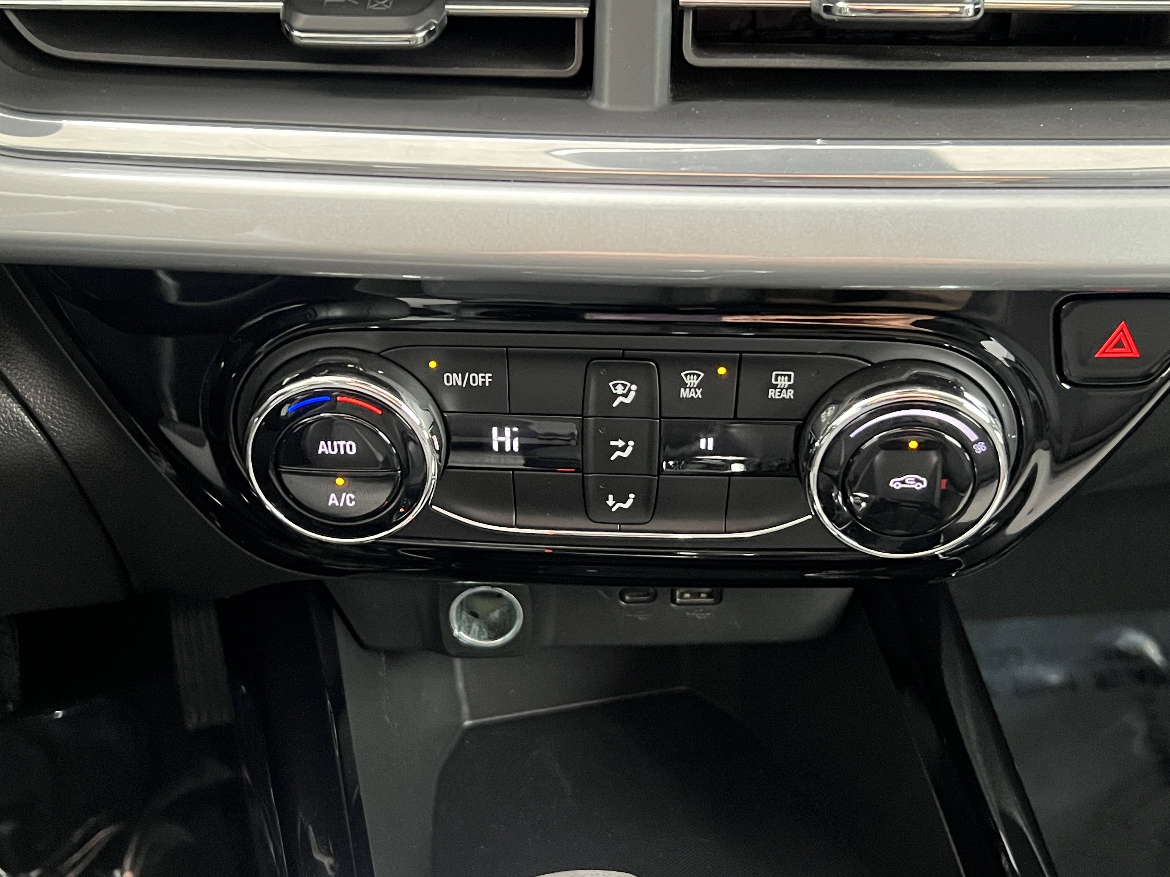 Used 2024 Chevrolet Trax LT FWD image 29