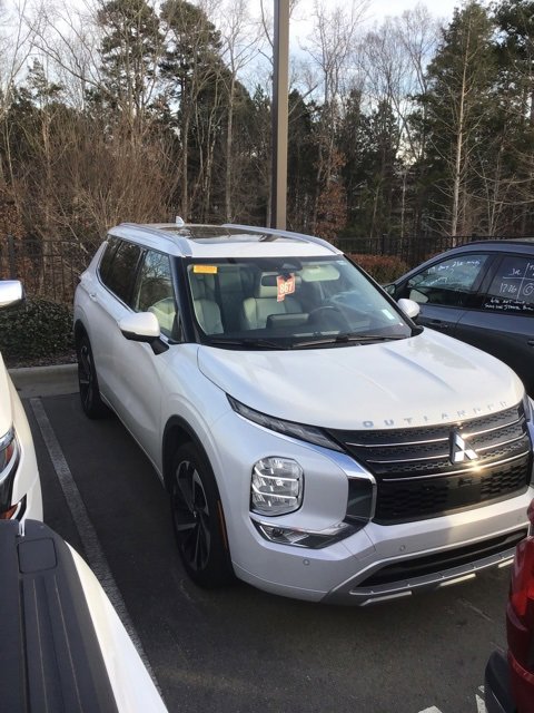 Used 2023 Mitsubishi Outlander SEL image 2