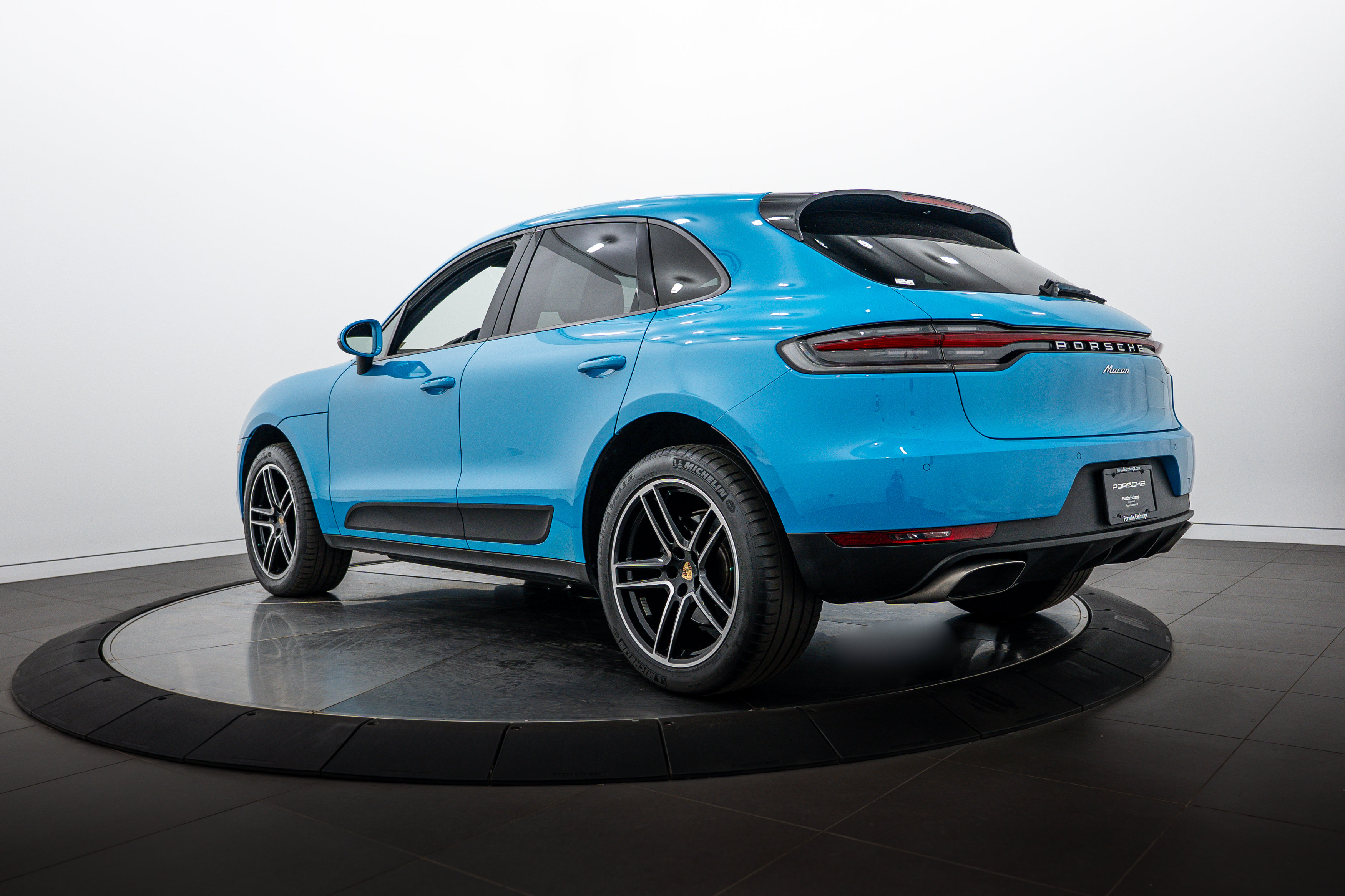 Certified 2019 Porsche Macan AWD/4WD image 3
