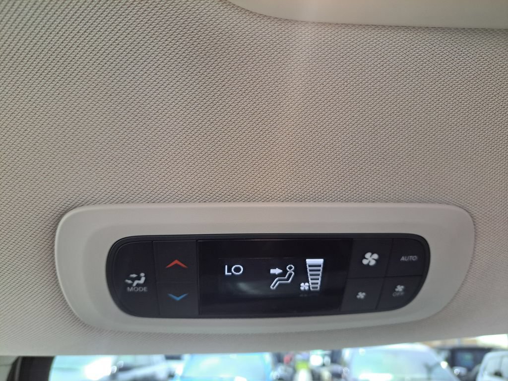 Used 2017 Chrysler Pacifica Touring-L FWD image 24