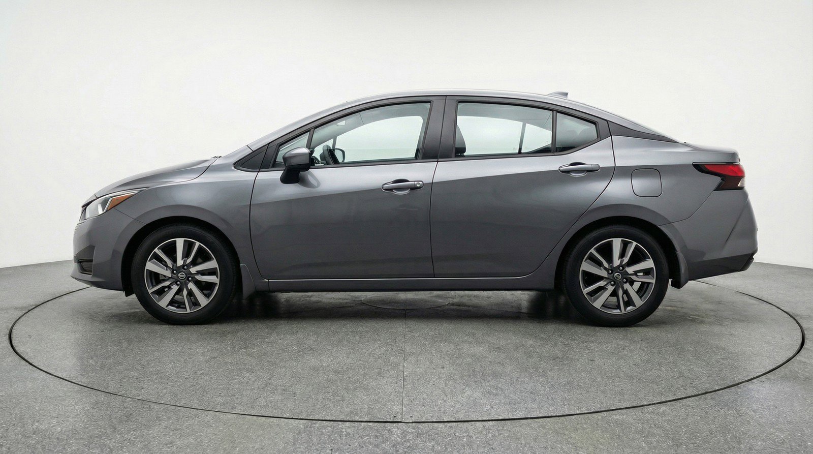 Used 2025 Nissan Versa SV image 5