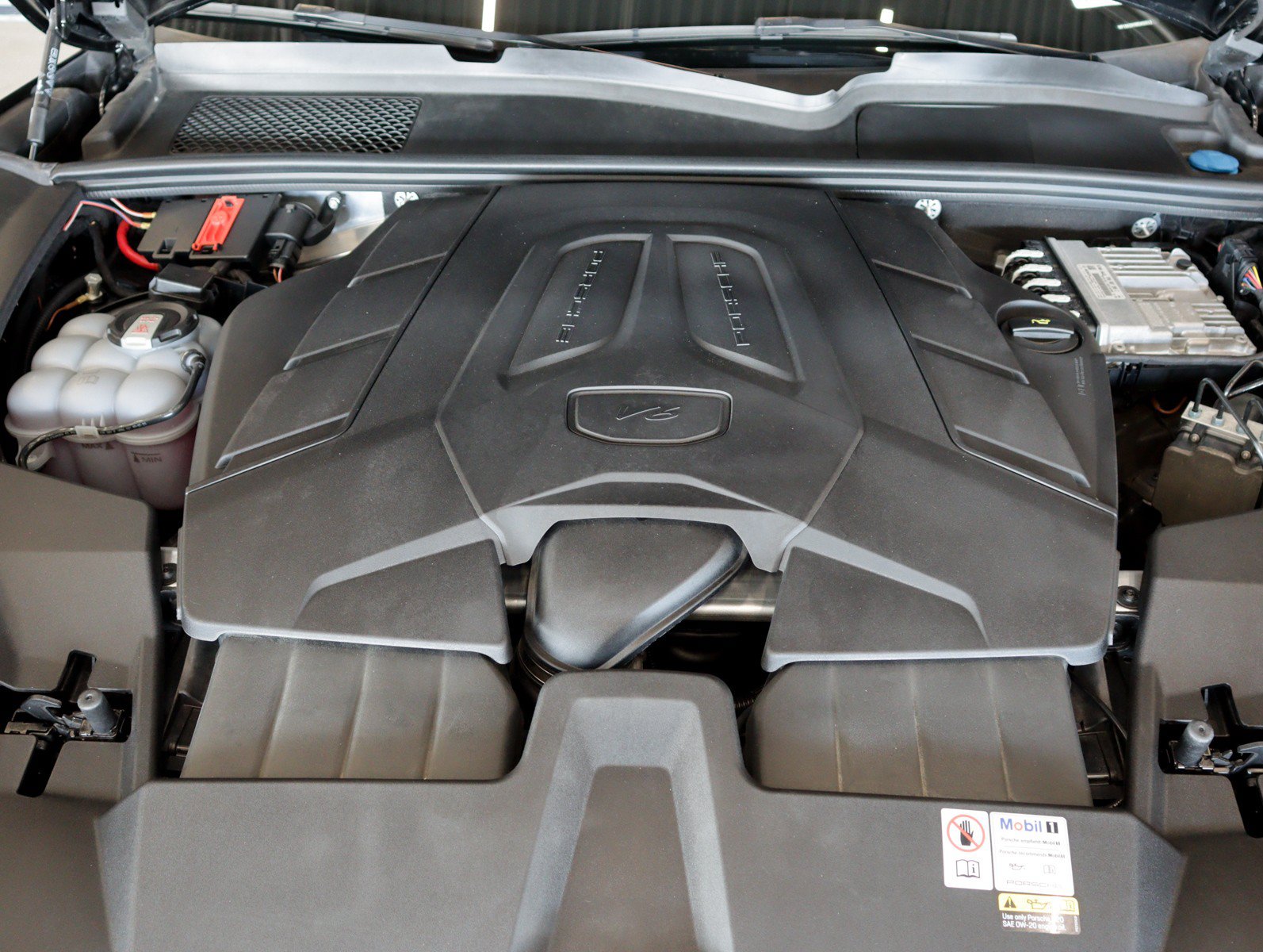 Certified 2024 Porsche Cayenne Coupe AWD/4WD image 20