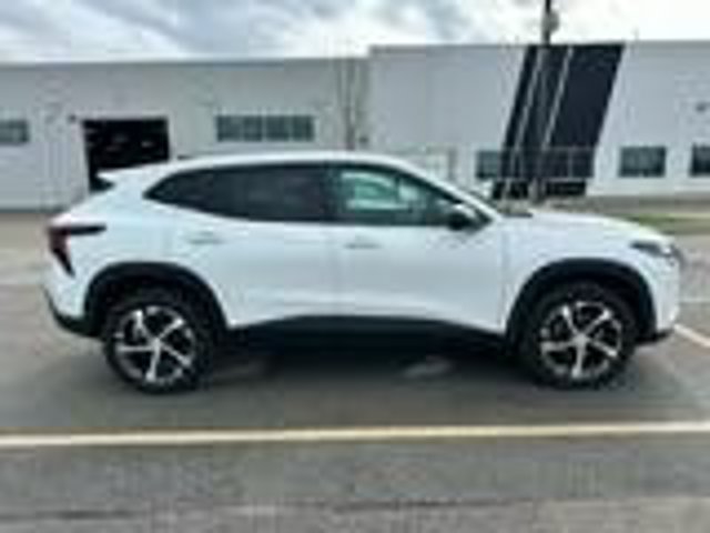 Used 2024 Chevrolet Trax RS w/ Driver Confidence Package FWD image 2